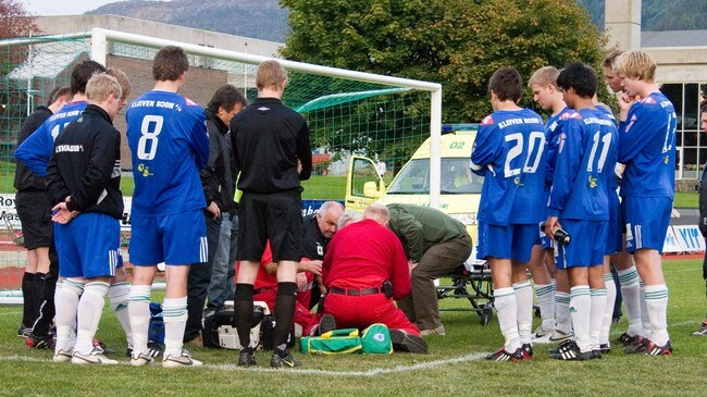 Johan Traustason vert teken hand om av ambulansepersonell. (Foto: Oddleif Løset/NRK)