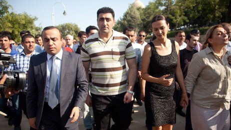 Ramil Safarov motteken som helt i Aserbajdsjan. (Foto: Aziz Karimov/Ap) Ramil Safarov motteken som helt i Aserbajdsjan. (Foto: Aziz Karimov/Ap)
