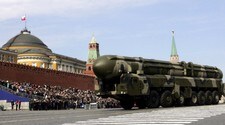 Atomvåpen på den røde plass (Foto: ARTYOM KOROTAYEV/AFP)