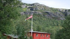 En glad Kristoffer Tjetland framme ved Olali-hytta i Etnefjellet