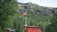 En glad Kristoffer Tjetland framme ved Olali-hytta i Etnefjellet