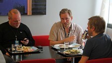 Steinar Sagen, Tore Sagen og Bjarte Tjøstheim i NRK-kantina (Foto: Hege Bakken Riise/NRK) Steinar Sagen, Tore Sagen og Bjarte Tjøstheim i NRK-kantina (Foto: Hege Bakken Riise/NRK)