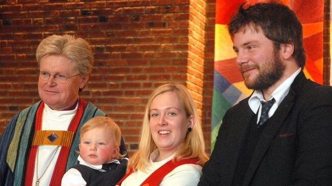 Biskop Tor B. Jørgensen, sogneprest Silje Meisal og hennes samboer og barn (Foto: Øyvind A.Olsen/Avisa Nordland)