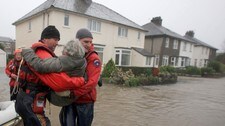 Redningsaksjonen pågår i Keswick (Foto: Phil Noble (BRITAIN ENVIRONMENT SOCIETY)/Scanpix/Reuters)