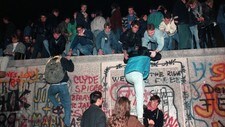 Berlinarar frå begge sider tek over muren 9. november 1989. (Foto: Jørn H. Moen/Scanpix)