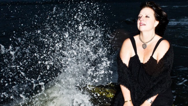 Hovedrollen i Fruen fra havet synges av Ingebjørg Kosmo (Foto: Erik Berg, Den Norske Opera&Ballett) Hovedrollen i Fruen fra havet synges av Ingebjørg Kosmo (Foto: Erik Berg, Den Norske Opera&Ballett)