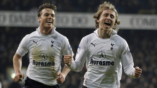 SOCCER-ENGLAND/ Tottenham Hotspur's Modric celebrates scoring, with Parker, during their English Premier League soccer match against Wigan Athletic (Foto: EDDIE KEOGH/Reuters)