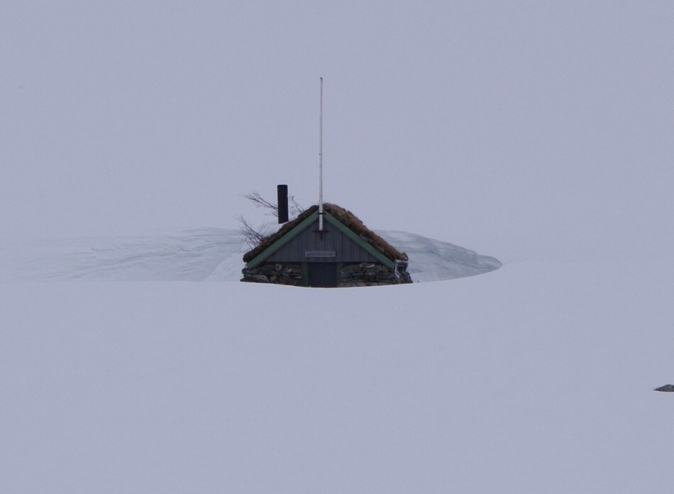 Gamle Patchellhytta snør ned vinterstid
