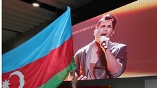 Tooji på scenen under finalen i ESC 2012 i Baku, sett fra presserommet (NRK) Tooji på scenen under finalen i ESC 2012 i Baku, sett fra presserommet (NRK)