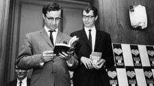Forfatteren Jens Bjørneboe (t.v.) og forlagssjef i Pax forlag, Tor Bjørkmann med boken Uten en tråd. (Foto: Sverre A. Børretzen / AKTUELL/Scanpix)