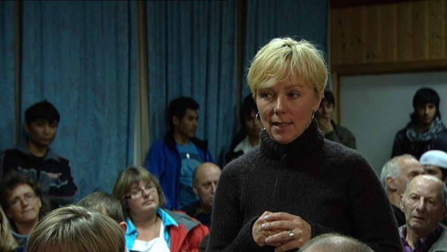Ann Eva Isaksen på folkemøte (Foto: NRK) Ann Eva Isaksen på folkemøte (Foto: NRK)