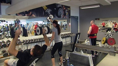 Folk som trener på Skullerud Sportssenter i Oslo (Foto: Stig Jaarvik/NRK) Folk som trener på Skullerud Sportssenter i Oslo (Foto: Stig Jaarvik/NRK)