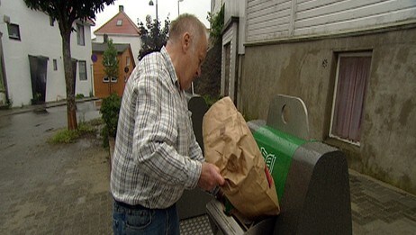 Avfallsstasjon (Foto: Kaj Hjertnes/NRK) Avfallsstasjon (Foto: Kaj Hjertnes/NRK)