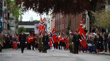 Først i barnetoget, 17 mai. (Foto: Asbjørn Berge) Først i barnetoget, 17 mai. (Foto: Asbjørn Berge)