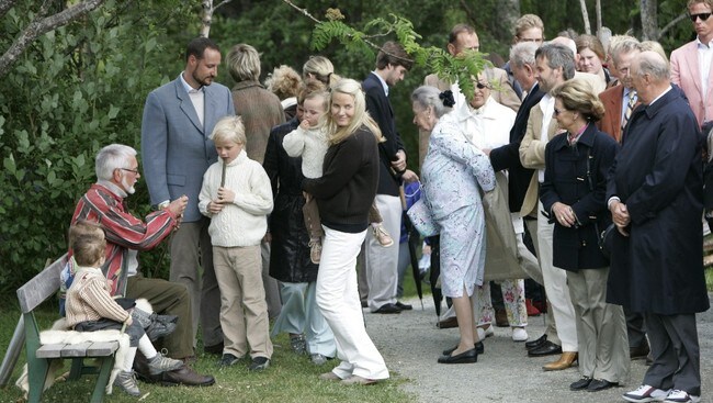 Kongefamilien var samlet til St.Hans-feiring på Sverresborg (Foto: Stian Lysberg Solum/Scanpix) Kongefamilien var samlet til St.Hans-feiring på Sverresborg (Foto: Stian Lysberg Solum/Scanpix)