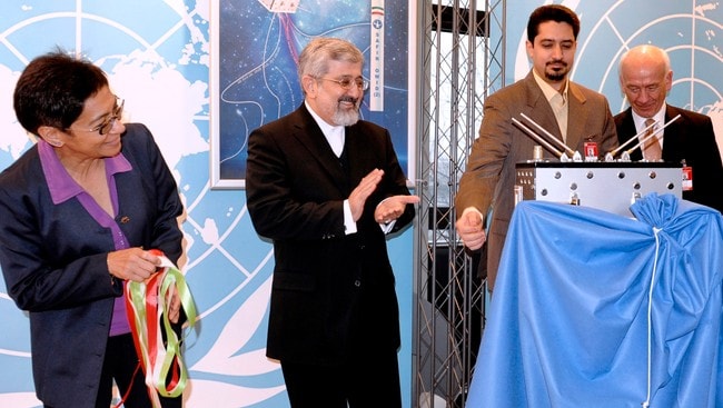 Mazlan Othman med iranske representanter i Wien (Foto: Hans Punz/AP)