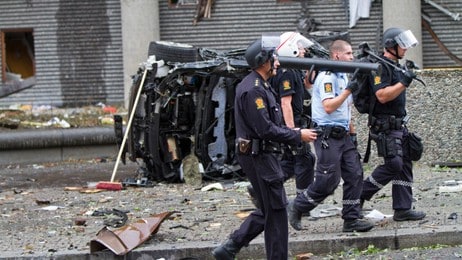 Redningsmannskap etter bomben eksploderte i Oslo (Foto: Øijord, Thomas Winje/SCANPIX) Redningsmannskap etter bomben eksploderte i Oslo (Foto: Øijord, Thomas Winje/SCANPIX)
