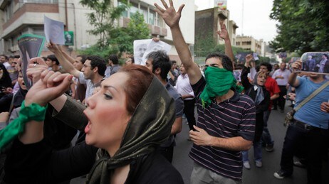 Irans befolkning sier sin mening valgresultatet. Bildet er fra en demonstrasjon på lørdag. (Foto: Ben Curtis/AP) Irans befolkning sier sin mening valgresultatet. Bildet er fra en demonstrasjon på lørdag. (Foto: Ben Curtis/AP)