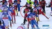 Her står servicemannen i veien for Northug - En av servicemennene sto midt i løypa når de skulle dele ut vann. Det syntes ikke Jann Post og Torgeir Bjørn noe om. 