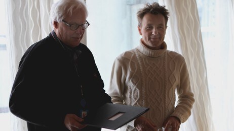 Fredrik Skavlan skriver under ny kontrakt (Foto: Elise Hellem Ratvik/NRK) Fredrik Skavlan skriver under ny kontrakt (Foto: Elise Hellem Ratvik/NRK)
