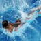 Høge temperaturar i Europa også. Her frå eit basseng i Essen, vest i Tyskland. Då gradestokken viste 30 pluss, hoppa folk meir enn villeg i vatnet.