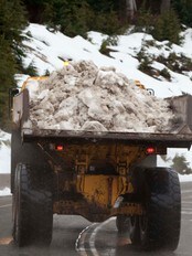 En lastebil med snø på vei til Cypress Mountain. (Foto: Jonathan Hayward/Scanpix/AP)