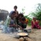 En pakistansk familie som er evakuert fra de flomutsatte områdene, lager frokost.
