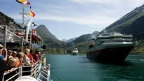 Cruiseskip og hurtigruteskip i Geiranger (Foto: Kallestad, Gorm/NTB scanpix)