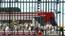 Blomsterbuketter på en togstasjon i Madrid (Foto: PHILIPPE DESMAZES/AFP) Blomsterbuketter på en togstasjon i Madrid (Foto: PHILIPPE DESMAZES/AFP)