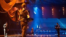 Didrik på scenen med to Stready-cam operatører (Foto: Marius Arnesen)
