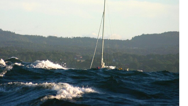 Seilbåt i høy sjø (Foto: Anders Gundersen, Redningsselskapet.)