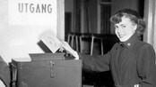 Fra kommune- og fylkestingsvalget i 1951. Frk. Ann Nilsen avgir stemme for første gang. (Foto: Scanpix/Scanpix) Fra kommune- og fylkestingsvalget i 1951. Frk. Ann Nilsen avgir stemme for første gang. (Foto: Scanpix/Scanpix)