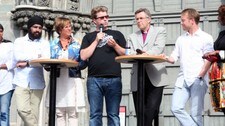 Are Sende Osen har mikrofonen under debatten 'Verdier på liv og død' (Foto: Aksel Kroglund Persson/NRK)