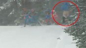 Her hopper blotteren opp og ned foran utøverne - Under verdenscuprennet i skiskyting i russiske Khanty-Mansijsk valgte en tilskuer å dra ned buksa og vise de edlere deler idet løperne passerte. Bilder med tillatelse fra ARD (tysk TV).