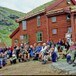 Mye folk på Stranddalshytta under åpningen av ny hytte i 2005