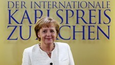 Angela Merkel mottar Karlsprisen (Foto: JUERGEN SCHWARZ/AFP)