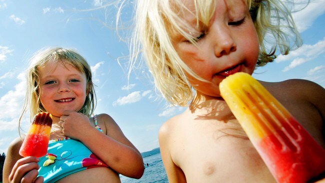 Barn spiser is (Foto: Larsen, Håkon Mosvold/SCANPIX)