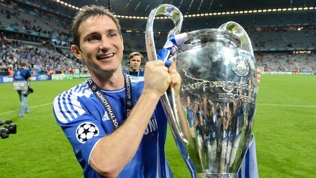 Frank Lampard jublet med mesterligapokalen (Foto: DYLAN MARTINEZ/Reuters)