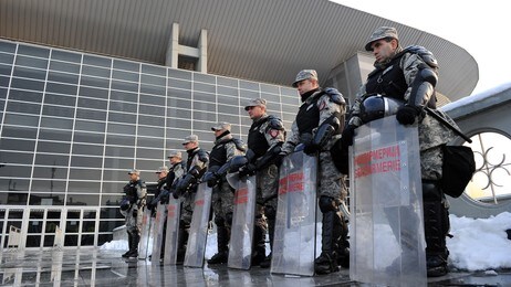 Serbisk politi (Foto: FRANCK FIFE/Afp)