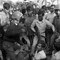 1971: En geriljaleder i Dacca i Bangladesh slår et offer. Fire menn mistenkt for å samarbeide med pakistanske militssoldater som skal ha voldtatt, drept og plyndret under borgerkrigen, blir henrettet kort tid etterpå. 