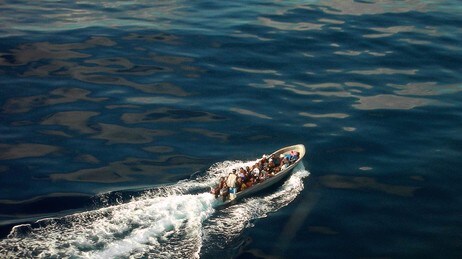 Innvandrerne kommer ofte til Mayotte i denne type fatøyer. (Scanpix/AFP) Innvandrerne kommer ofte til Mayotte i denne type fatøyer. (Scanpix/AFP)