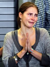 Amanda Knox kjempet mot tårene under pressekonferansen på flyplassen i Seattle. (Foto: ANTHONY BOLANTE/Reuters) Amanda Knox kjempet mot tårene under pressekonferansen på flyplassen i Seattle. (Foto: ANTHONY BOLANTE/Reuters)