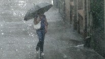 Jente i øspøs regn (Foto: MAXPPP/PHOTOPQR/L'ALSACE) Jente i øspøs regn (Foto: MAXPPP/PHOTOPQR/L'ALSACE)