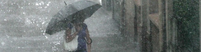 Jente i øspøs regn (Foto: MAXPPP/PHOTOPQR/L'ALSACE)