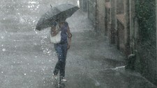 Jente i øspøs regn (Foto: MAXPPP/PHOTOPQR/L'ALSACE)