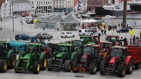 Traktoroppstilling på torget i Stavanger (Foto: Ole Andreas Bø/NRK)