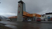 Gransking - Brann- og redningssjef i Tromsø, Nils Ove Sollid, har i to år vore under gransking av Kontrollutvalget i Tromsø kommune.
Brannsjefen må svare for fleire forhold.
Kontrollutvalet beskriv saka som alvorleg.
Dagene forløper som vanlig ved brannstasjonen i Tromsø. Men brannsjefen har i to år blitt gransket for det som kan være alvorlige forhold knytta til stillinga hans.
Kontrollutvalget i kommunen sitter nå på fire forskjellige rapporter. De tar for seg;
•Reiseregninger.
•Arbeidsmiljøet i enheten
•Mulig brudd på lov om offentlige anskaffelser
•Brannsjefens private økonomi og jobbøkonomi
De siste fem årene har han tjent minst to millioner kroner i sitt private selskap blant som sakkyndig i retten. Sollid er nå på ferie, men svarte dette på spørsmål om mulig sammenblanding av privat og offentlig økonomi;
sitat
Ansatte i Tromsø kommune har lov til å ha jobb på si. Kommunaldirektøren kan ikke kommentere denne saken, men sier at regelverket er tydelig;
Oddgeir Albertsen, kommunaldirektør for finans
Det er et interkommunalt revisjonsselskap som har laget rapportene. I protokollen etter ett av møtene i kontrollutvalget, konkluderes det;
«Kontrollutvalget tar redegjørelsen til orientering, og anser situasjonen som kritisk.»
Også politiske ledelsen i Tromsø kommune er informert om saken, som er unntatt offentlighet.
Britt Hege Alvarstein , fung. byrådsleder