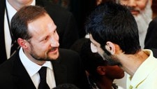 Kronprins Haakon (t.v.) hilser på Shujaat Osnen Khan under en minnestund for de omkomne etter terror (Foto: Aas, Erlend/Scanpix) Kronprins Haakon (t.v.) hilser på Shujaat Osnen Khan under en minnestund for de omkomne etter terror (Foto: Aas, Erlend/Scanpix)