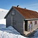 Ski på trammen, klar til tur utenfor Vending.