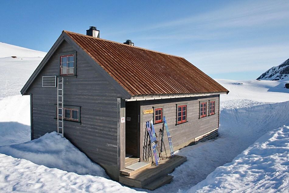 Ski på trammen, klar til tur utenfor Vending.